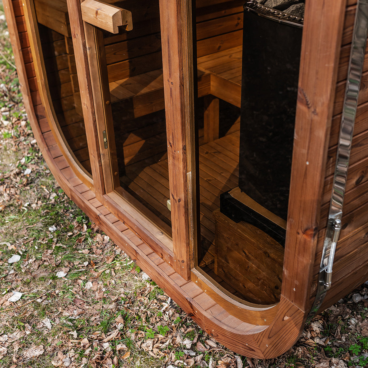 Ruutu 200 thermowood frame and glass detail