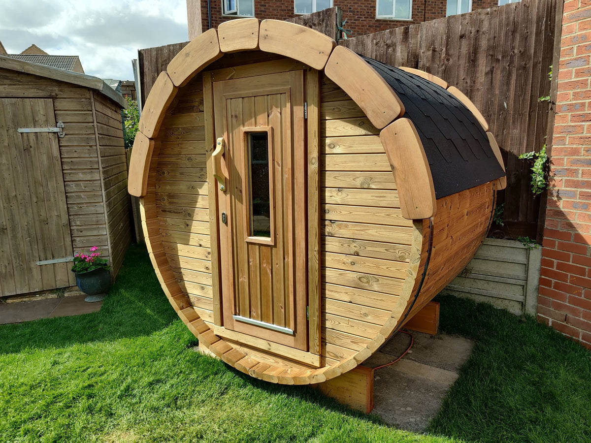 Holvi 170 small barrel sauna from the side, showing the shingle roof