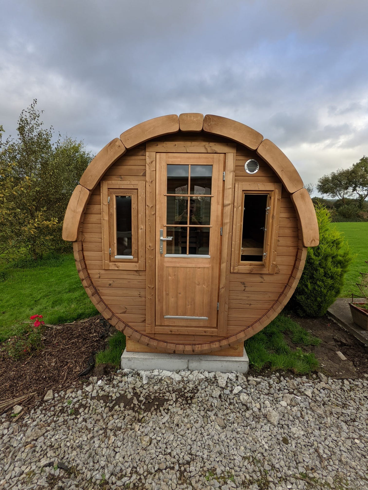 Holvi 400 front with glazed timber door and two windows
