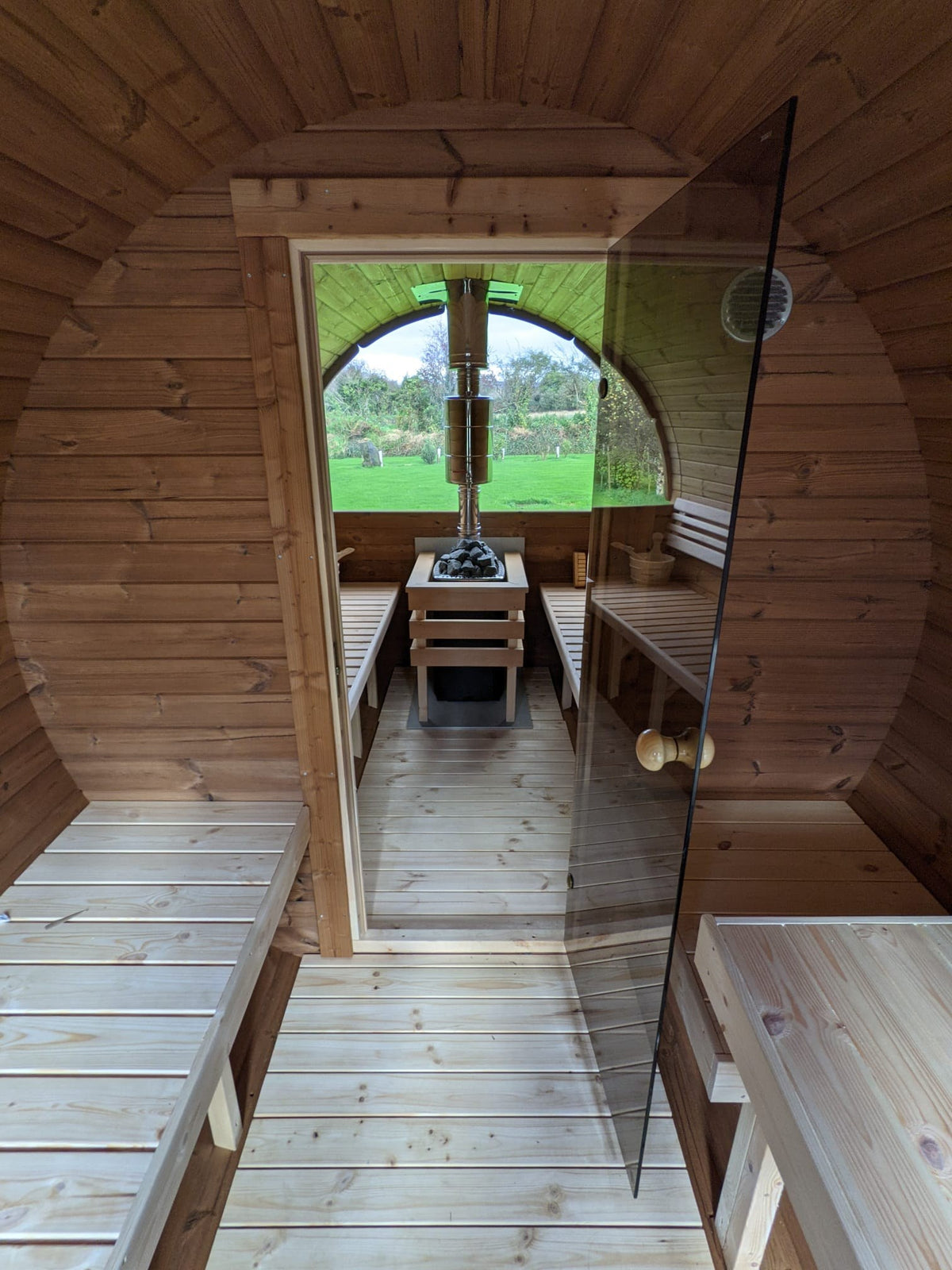 Holvi 400 changing room looking through the glass door to the hot room