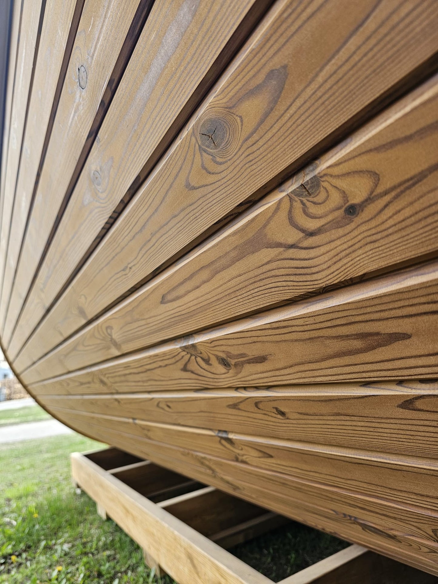 Vanne barrel sauna 44mm thermowood wall and stainless steel band detail