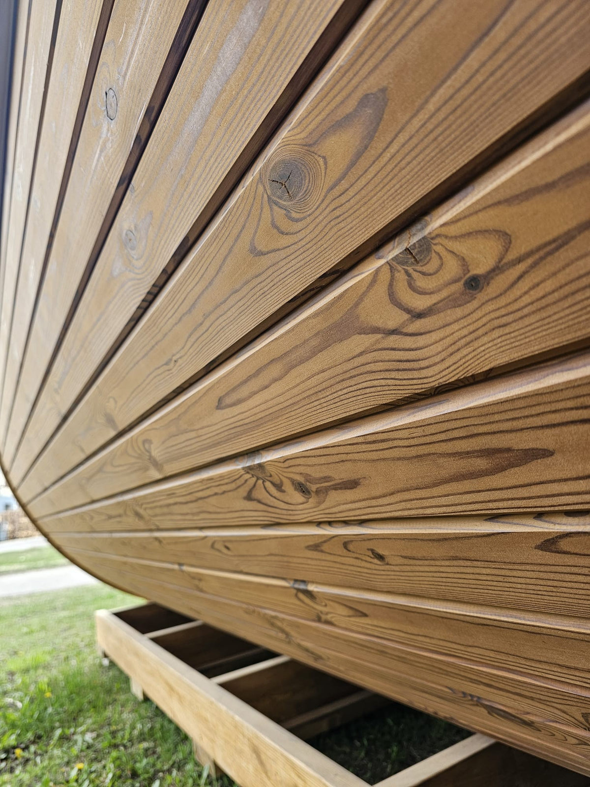Vanne barrel sauna 44mm thermowood wall and stainless steel band detail