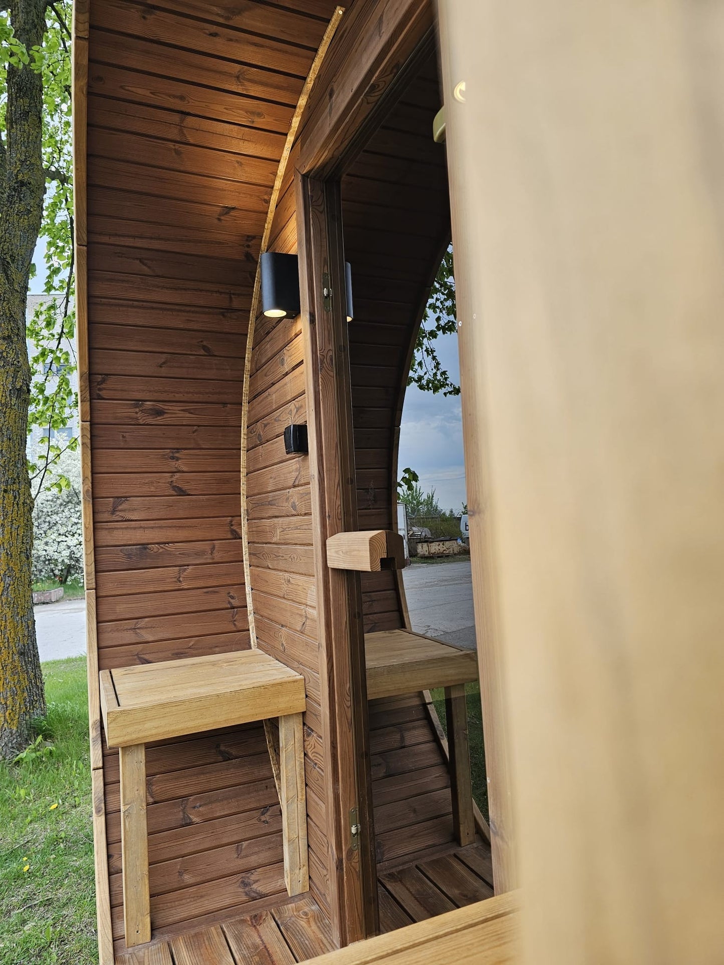 Vanne barrel sauna glazed door and thermowood cladding detail