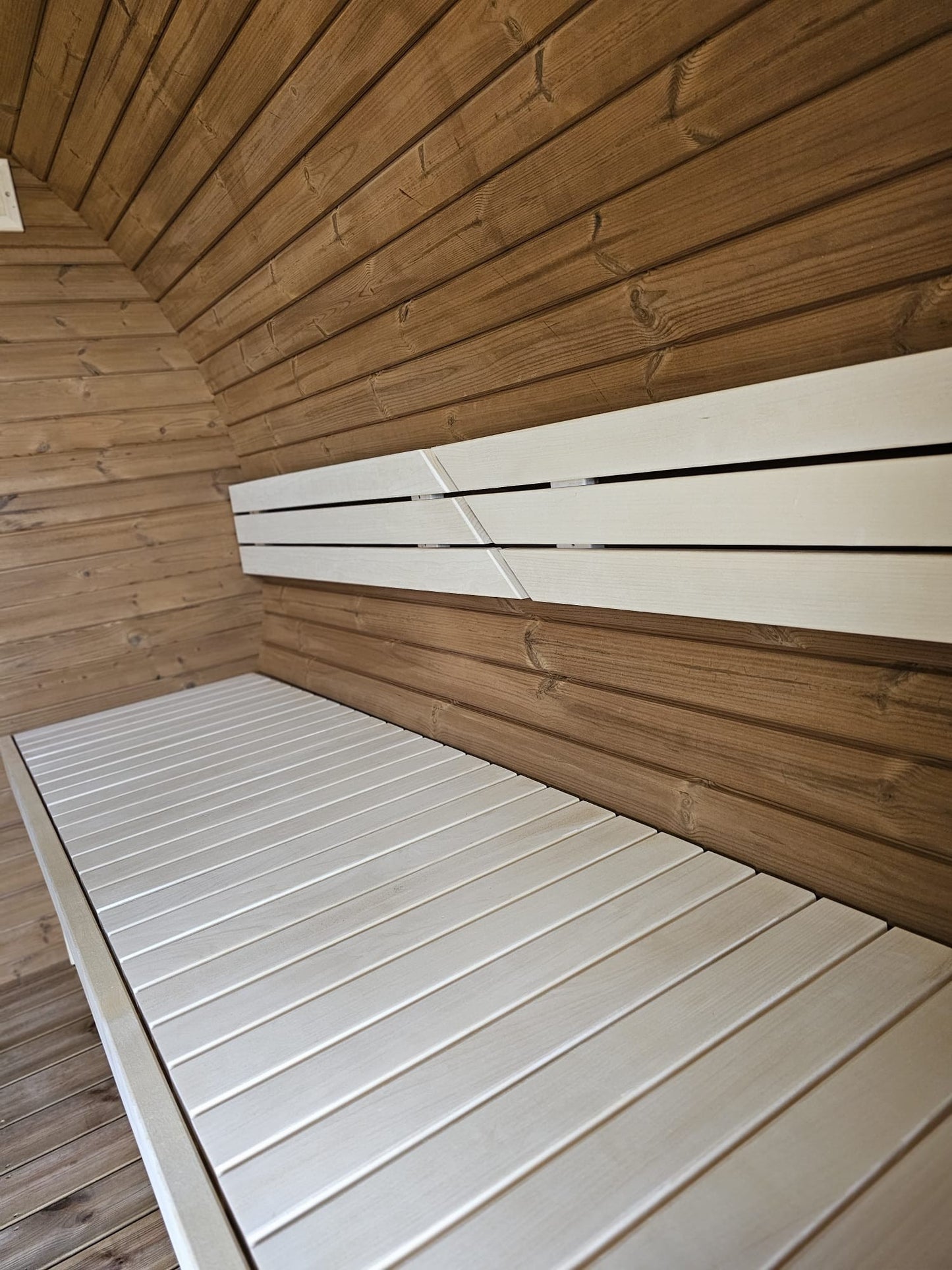 Vanne barrel sauna interior bench platform in light linden