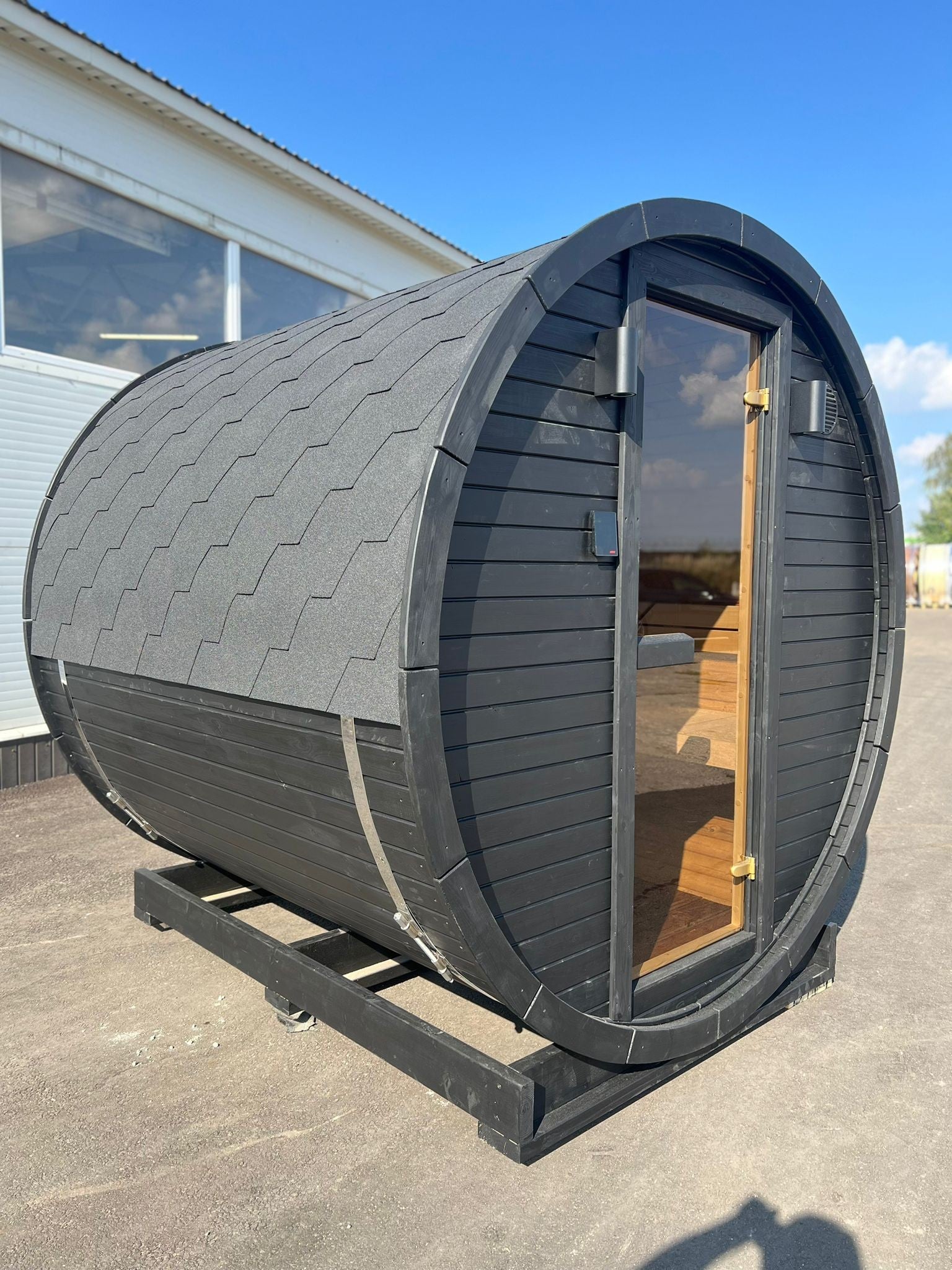 Hiili barrel sauna 44mm thermowood wall detail in Coal Black finish