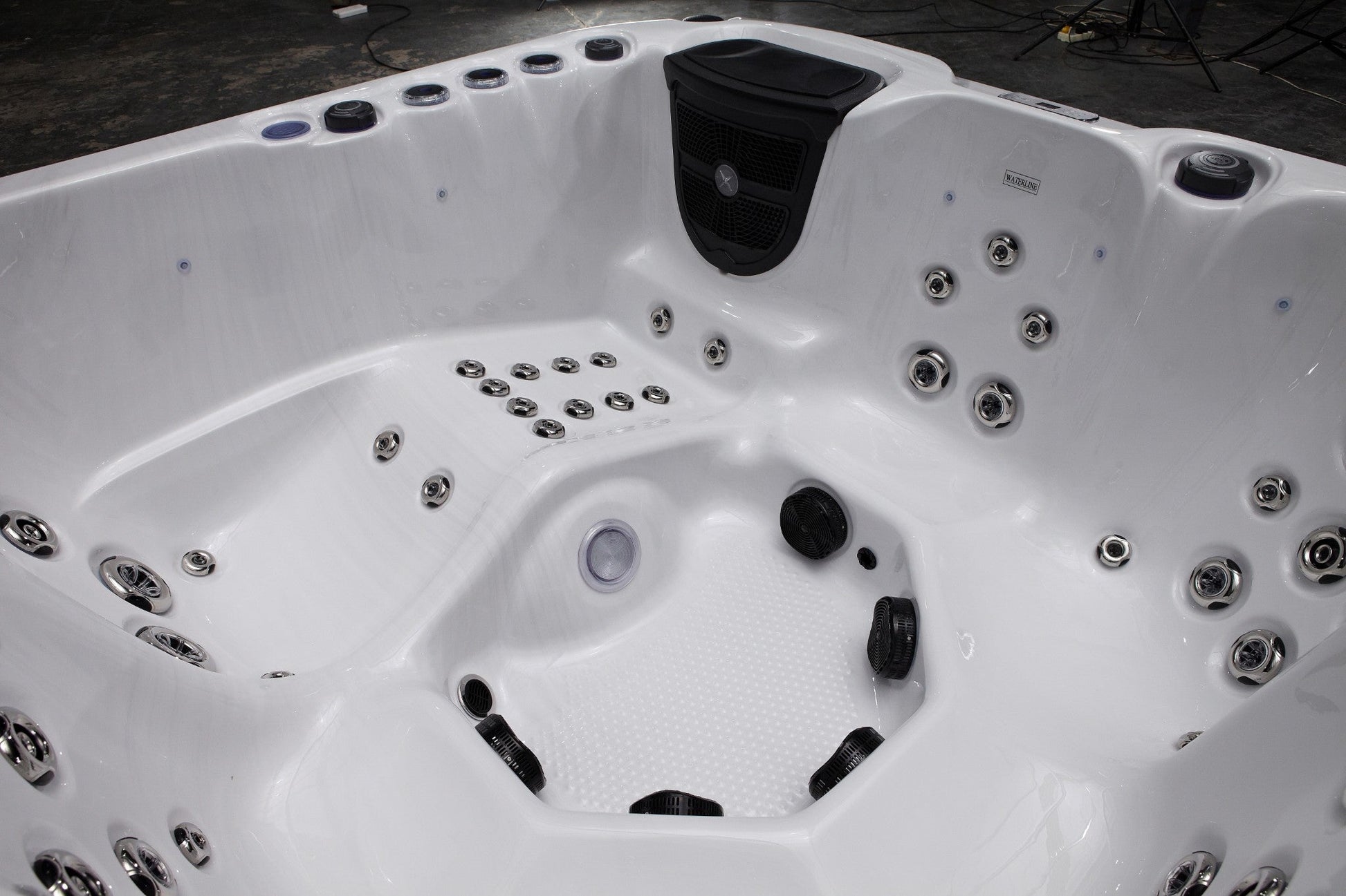 WithinWellness Aurora | 6-Person High Power 32A Hot Tub