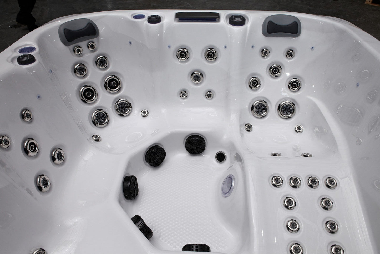 WithinWellness Aurora | 6-Person High Power 32A Hot Tub
