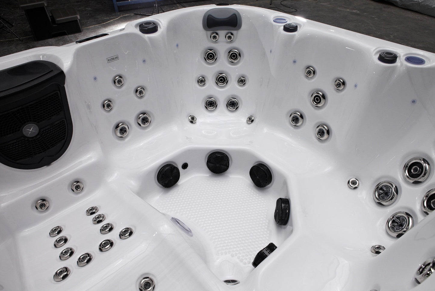 WithinWellness Aurora | 6-Person High Power 32A Hot Tub