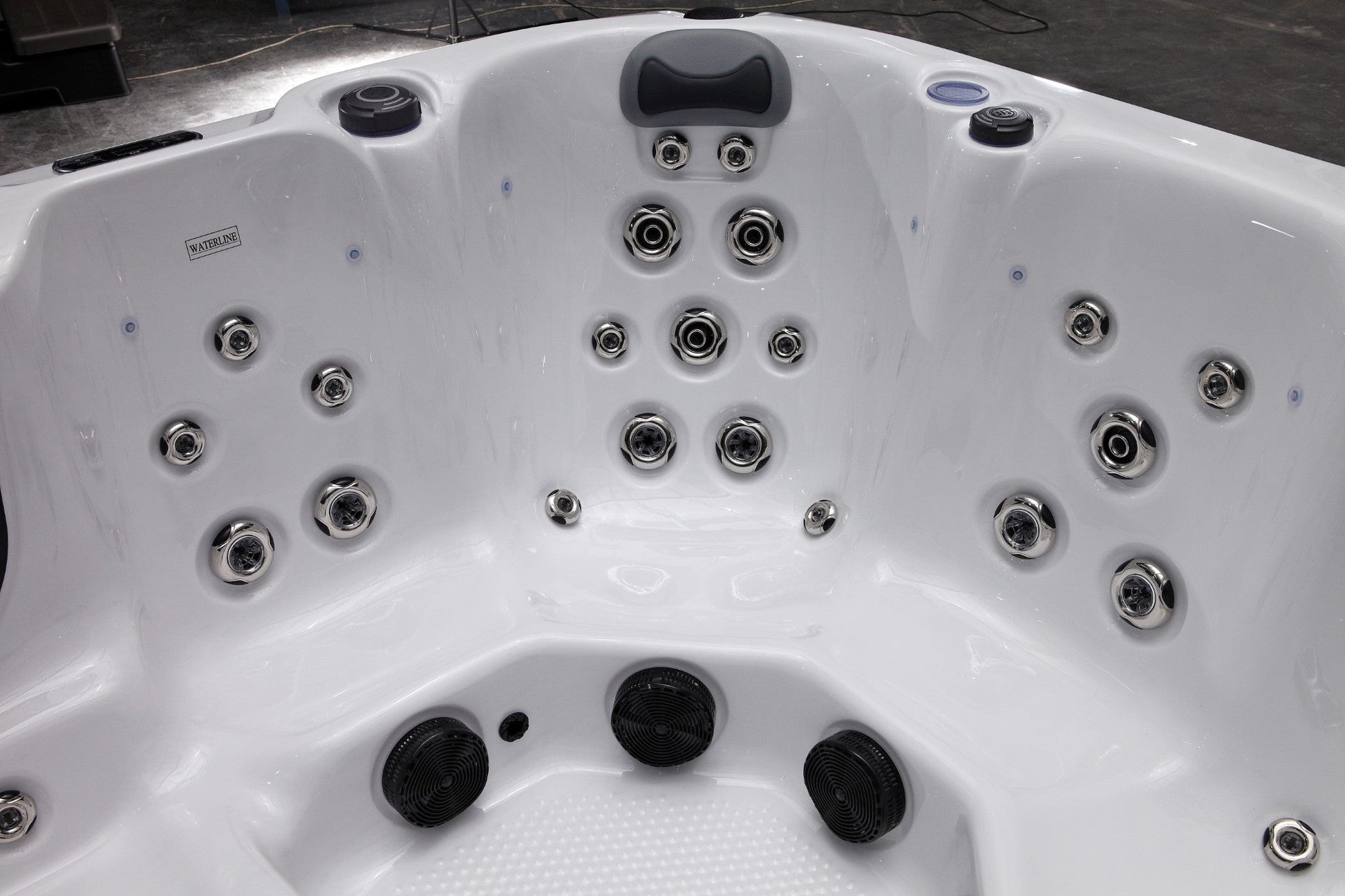 WithinWellness Aurora | 6-Person High Power 32A Hot Tub