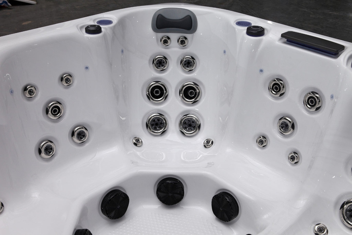 WithinWellness Aurora | 6-Person High Power 32A Hot Tub