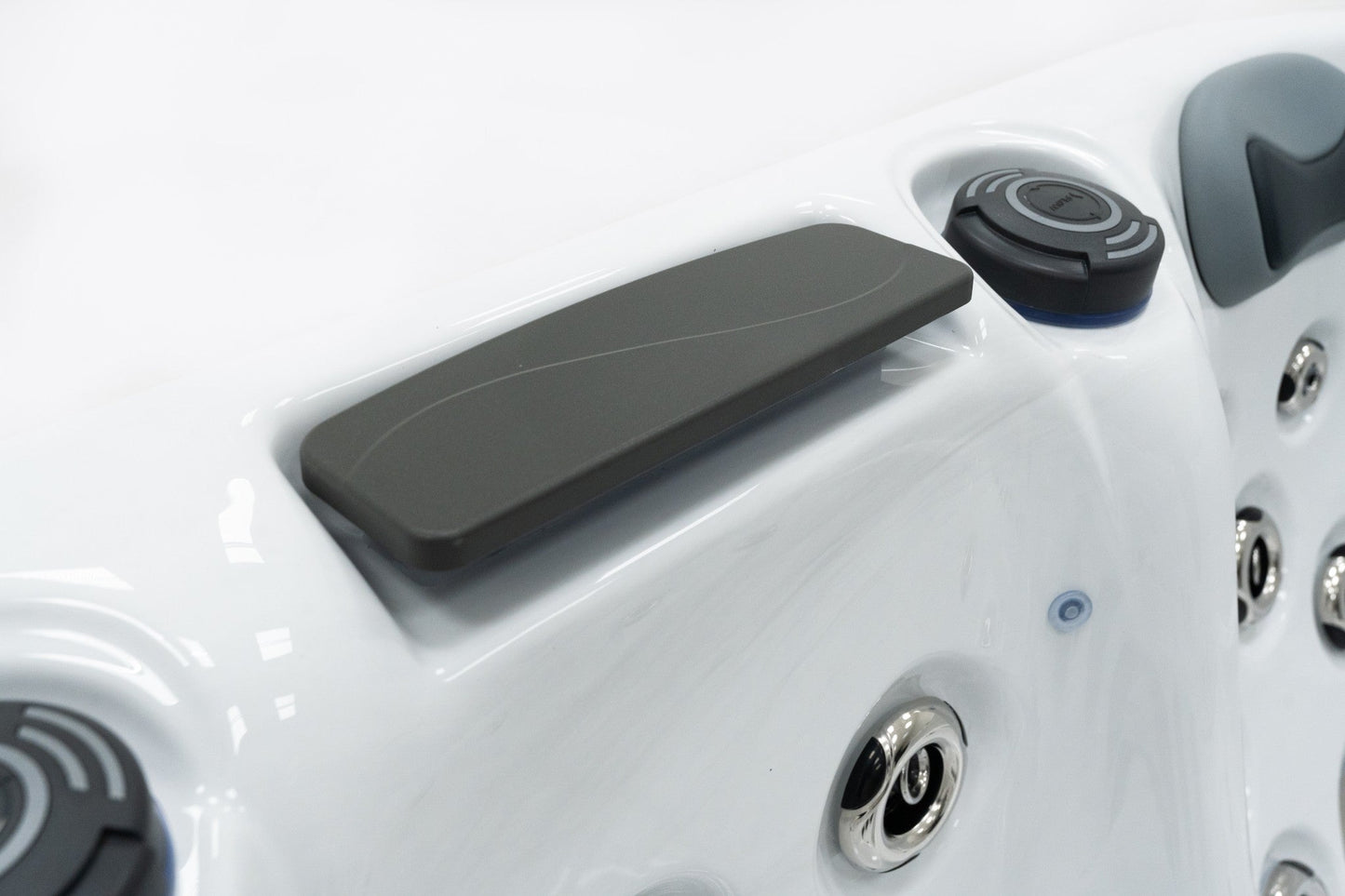 WithinWellness Aurora | 6-Person High Power 32A Hot Tub