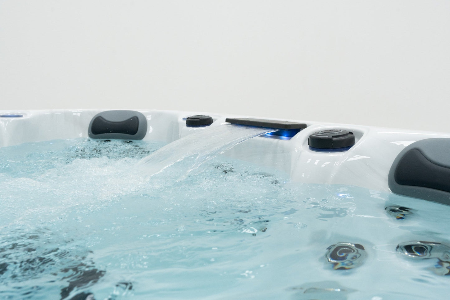 WithinWellness Aurora | 6-Person High Power 32A Hot Tub