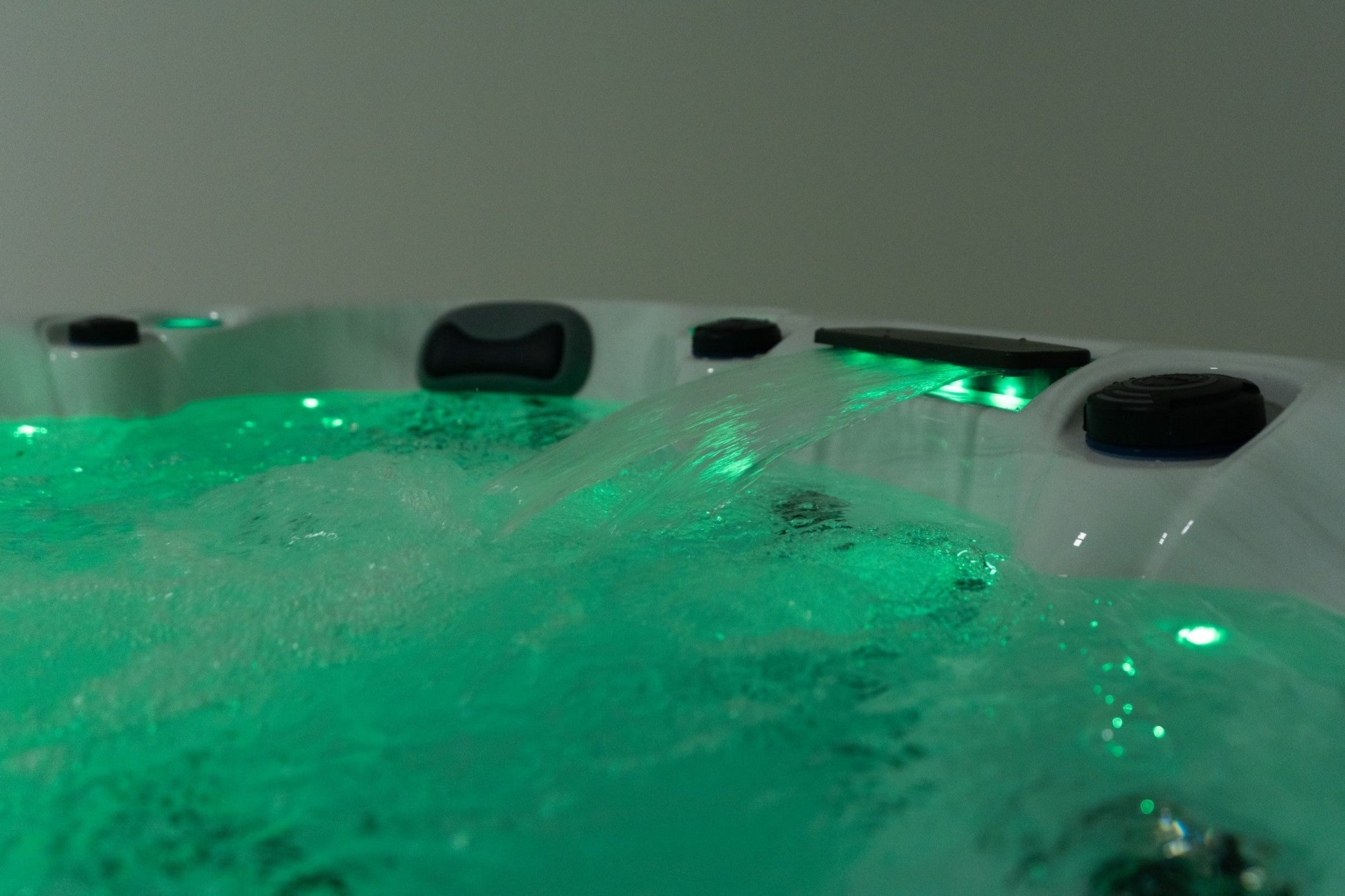 WithinWellness Aurora | 6-Person High Power 32A Hot Tub