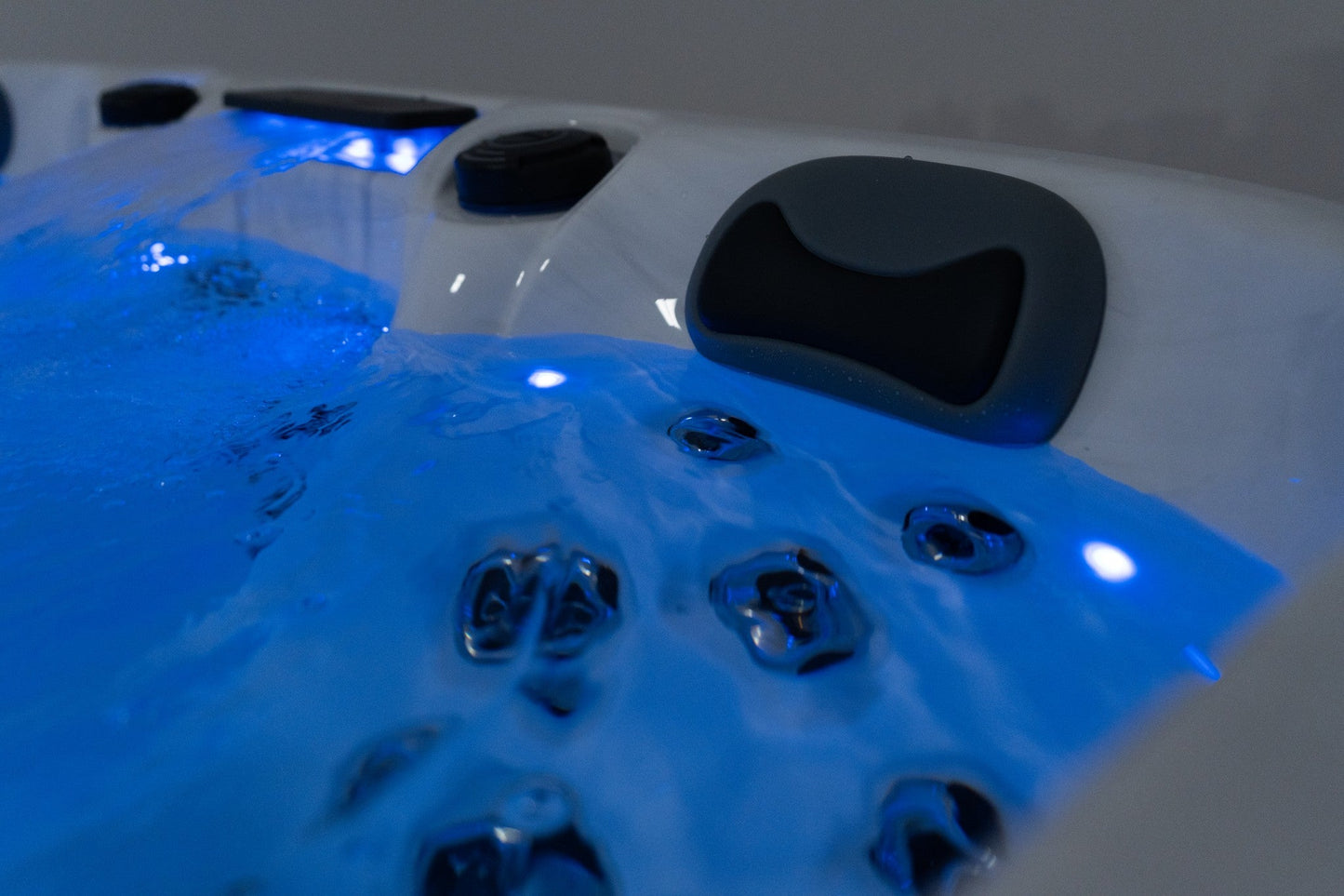 WithinWellness Aurora | 6-Person High Power 32A Hot Tub