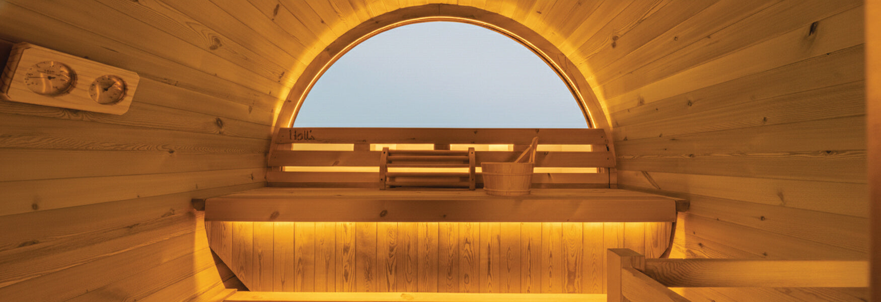 Holl's Orphee Lounge barrel sauna with terrace